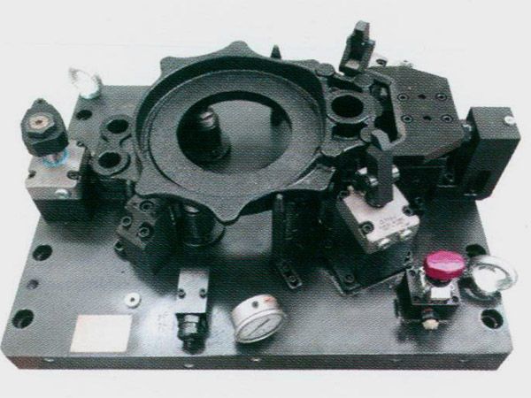 製動器底(di)闆液(ye)壓裌具